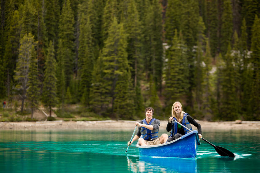 voyage de noces canada hiver voyage de noces au Canada : canoe sur le lake louise à banff